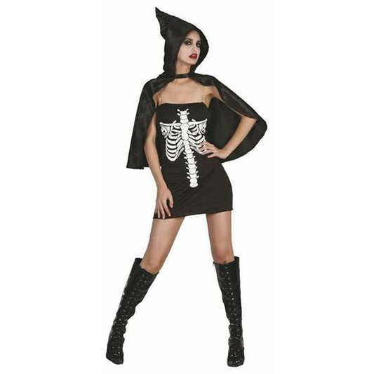 En kvinna i en kort svart axelbandslös klänning med ett vitt skelettryck på framsidan. Hon bär också en kort, svart mantel med en spetsig huva och höga svarta stövlar.