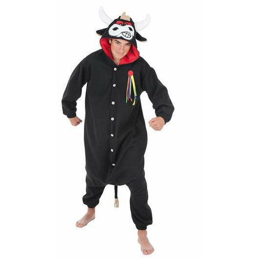 En man poserar självsäkert i en helsvart vuxen pyjamasdräkt med en huva formad som ett tjurhuvud med vita horn och ett roligt ansiktsuttryck.