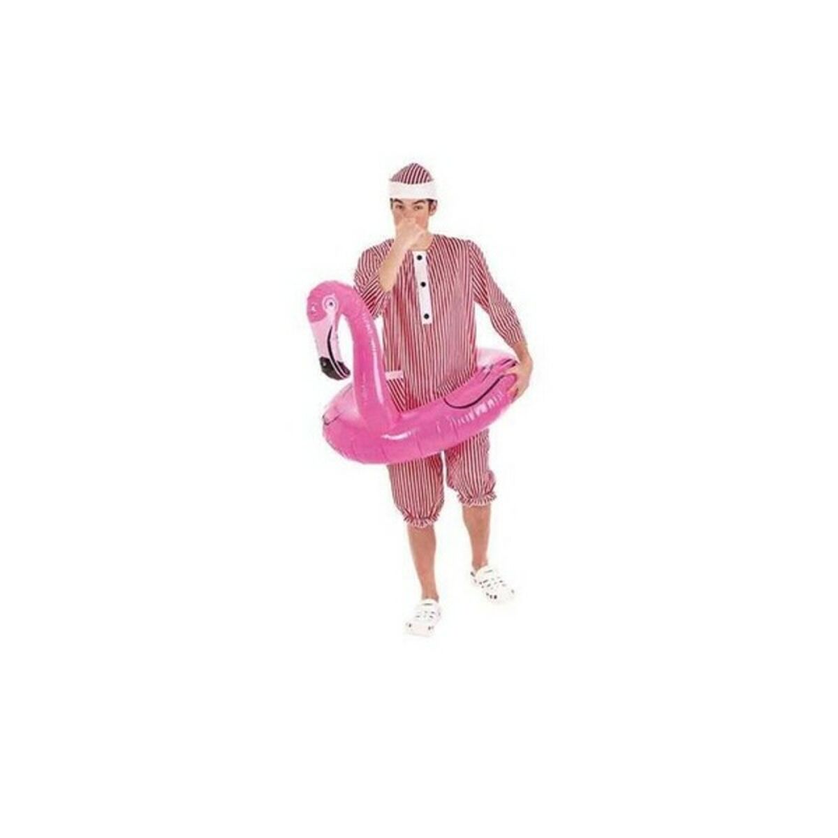 En person i en röd- och vitrandig simmardräkt i storlek XL håller i en stor uppblåsbar rosa flamingo-badrand.
