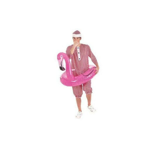 En person i en röd- och vitrandig simmardräkt i storlek XL håller i en stor uppblåsbar rosa flamingo-badrand.