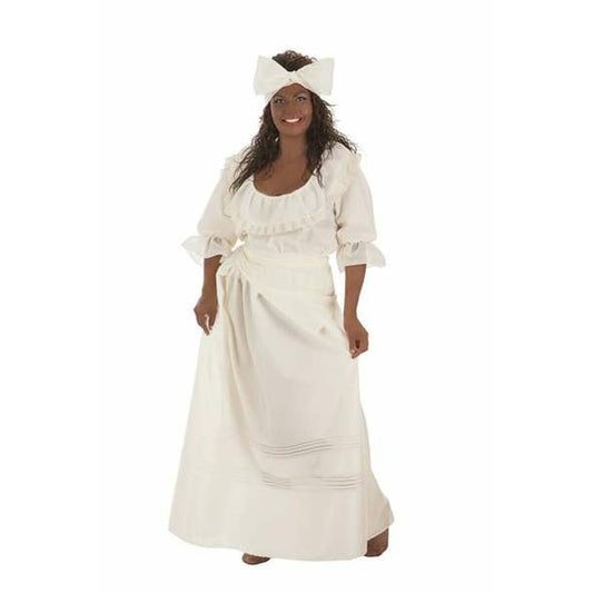En kvinna med mörk hy och långt mörkt hår bär en traditionell beige maskeraddräkt som består av en blus med volanger, en lång kjol och en stor rosettliknande huvudbonad.