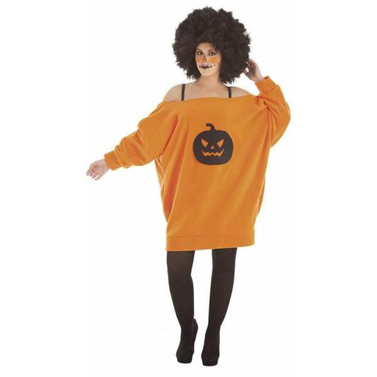 En kvinna i en oversized orange tröjklänning med ett svart pumpansikte tryckt framtill, bärande svart afroperuk och mörka strumpbyxor.