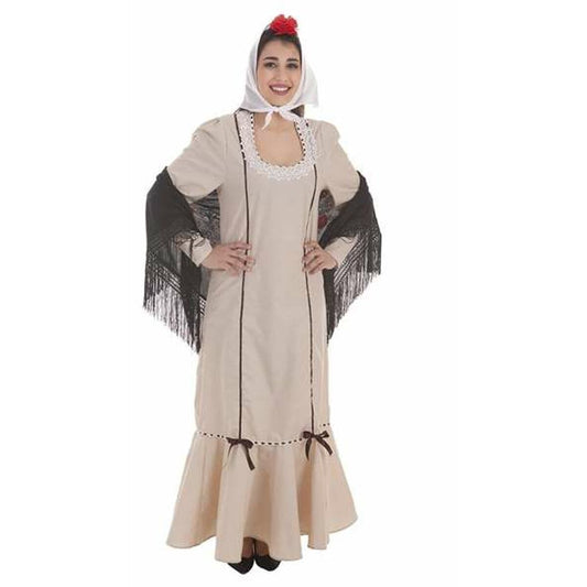 En kvinna i en traditionell spansk Chulapa maskeraddräkt i beige med svarta detaljer, vit huvudduk och en svart fransig sjal över axlarna.