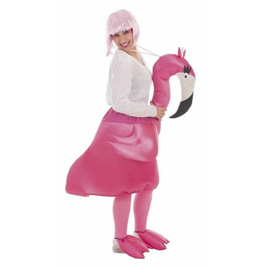 En kvinna i storlek L poserar glatt i en uppblåsbar rosa flamingomaskeraddräkt, hållandes det stora flamingohuvudet i handen.