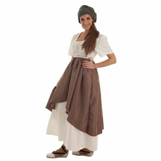En kvinna ler mot kameran klädd i en traditionell maskeraddräkt bestående av en vit blus, en lång vit underkjol, ett brunt överkjolstycke och en grön huvudduk.