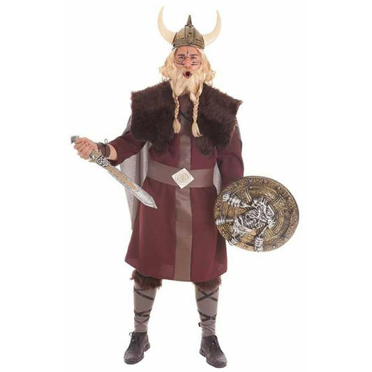En man i en komplett vikingadräkt med hornförsedd hjälm, röd tunika, pälskrage, och som håller i ett dekorativt svärd och en rund sköld.