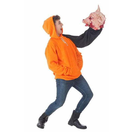 En person i en orange hoodie och jeans håller upp en realistisk och skrämmande grismask i en utsträckt svart ärm.