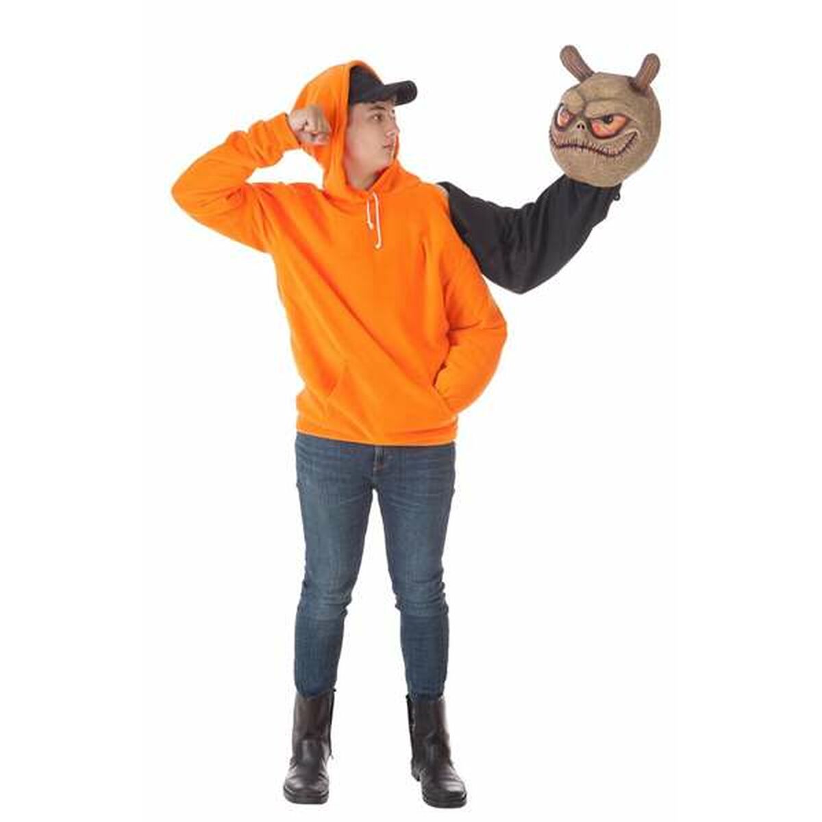 En ung vuxen man bär en orange hoodie och jeans, samtidigt som han håller upp en svartärmad docka med ett illmarigt orange-brunt utomjordinghuvud på handen.
