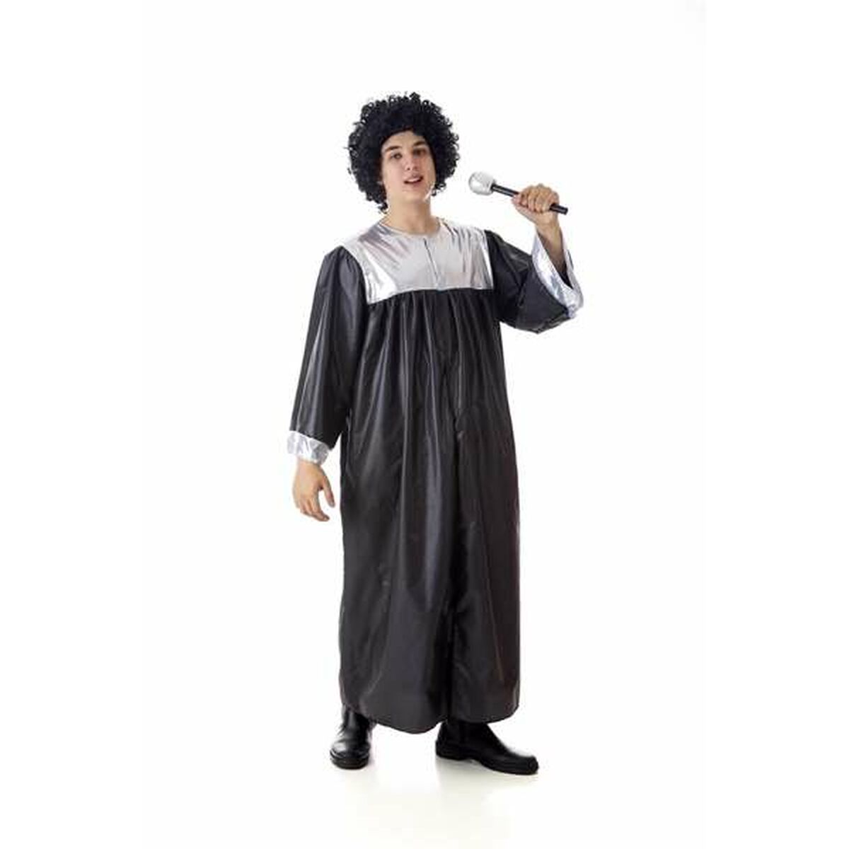 Ett barn i en svart och silverfärgad gospel-maskeraddräkt med en stor svart afro-peruk, håller i en mikrofon.