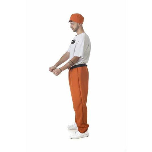 Man i profil bär orangea fångbyxor, ett vitt t-shirt och en orange keps, med handbojor på händerna.