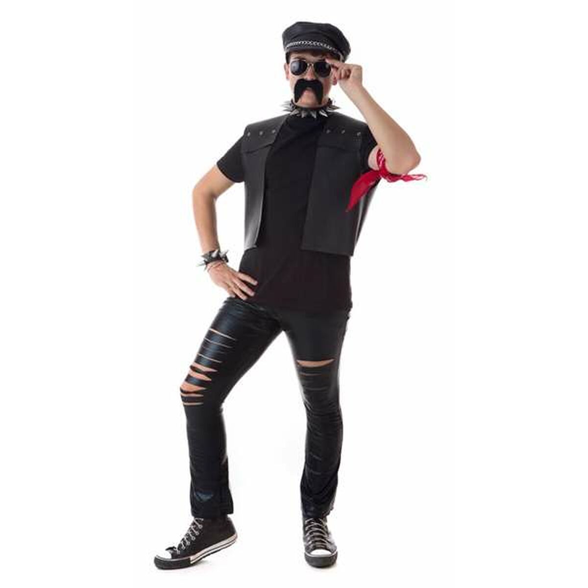En manlig modell i en tuff svart outfit med läderbyxor med slitsar, en kort svart väst, keps, solglasögon och mustasch, som poserar självsäkert.