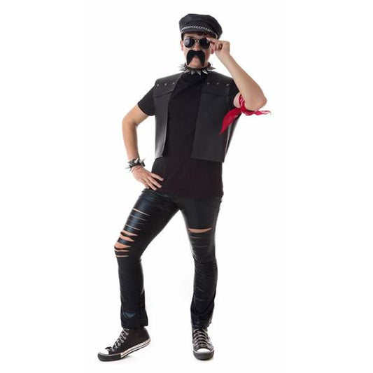 En manlig modell i en tuff svart outfit med läderbyxor med slitsar, en kort svart väst, keps, solglasögon och mustasch, som poserar självsäkert.