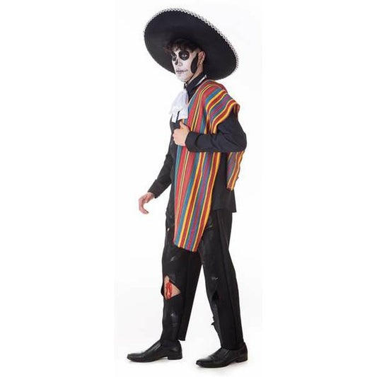 Man klädd i en Mariachi-maskeraddräkt med svart kostym, färgglad randig poncho, stor svart sombrero och skelettmålning i ansiktet.