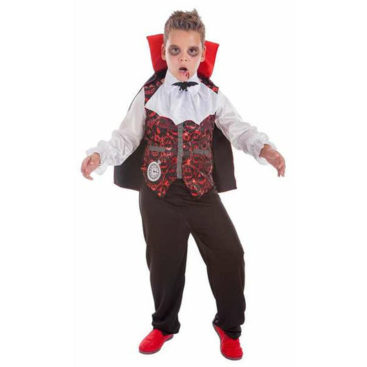 Ett ungt barn står i en komplett vampyrdräkt med vit skjorta, röd-svart mönstrad väst, svarta byxor och en svart mantel med röd krage.