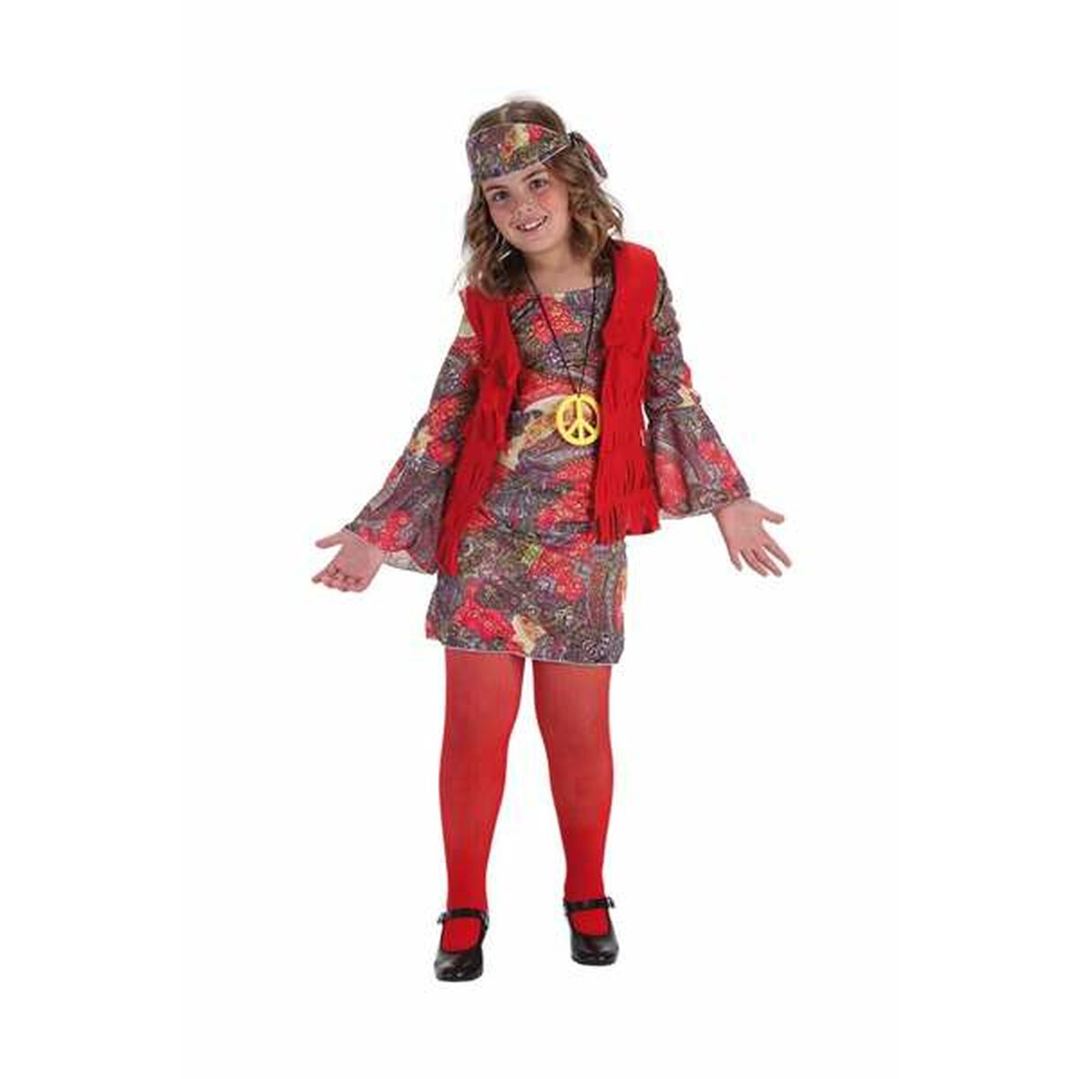 Ett leende barn i en färgglad hippie maskeraddräkt med mönstrad klänning, röd väst med fransar, pannband och ett stort fredssymbolhalsband.