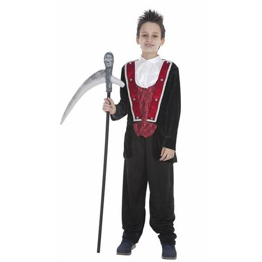 Ett barn i en svart och röd vampyrdräkt med vitt krås på skjortan, hållandes i en lie med ett dödskallehandtag.