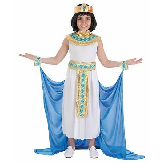 Ett leende barn i en maskeraddräkt som föreställer en egyptisk farao, med vit klänning, gulddetaljer, turkos bälte, och en lång blå mantel som släpar efter.