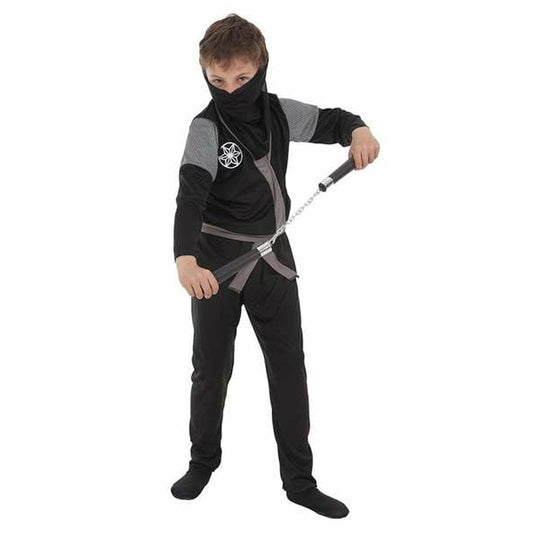 Ett barn i en svart ninja-maskeraddräkt som håller i nunchakus och har masken uppdragen över ansiktet.