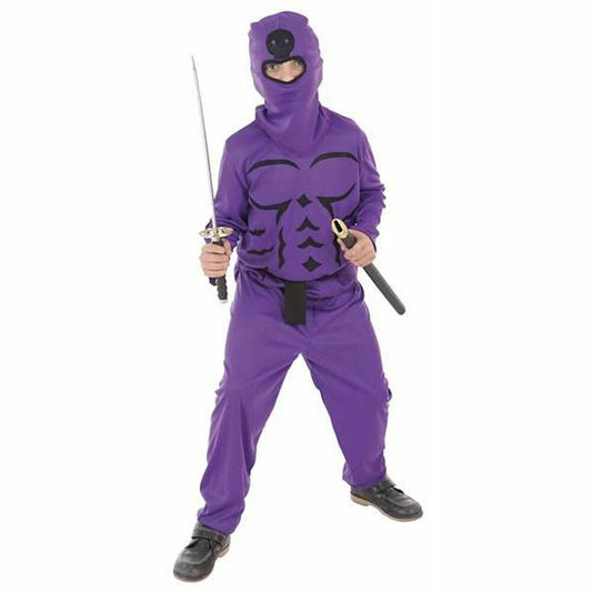 Ett barn står i en helkroppsbild iklädd en hel lila ninjadräkt med tryck som imiterar muskler och håller i ett leksakssvärd och dess skida.