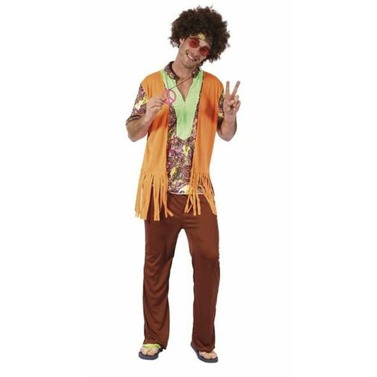 En man i en fullständig Hippie-maskeraddräkt i storlek XL, bestående av bruna byxor, en mönstrad skjorta, en orange väst med fransar, och han håller upp ett fredstecken i handen.