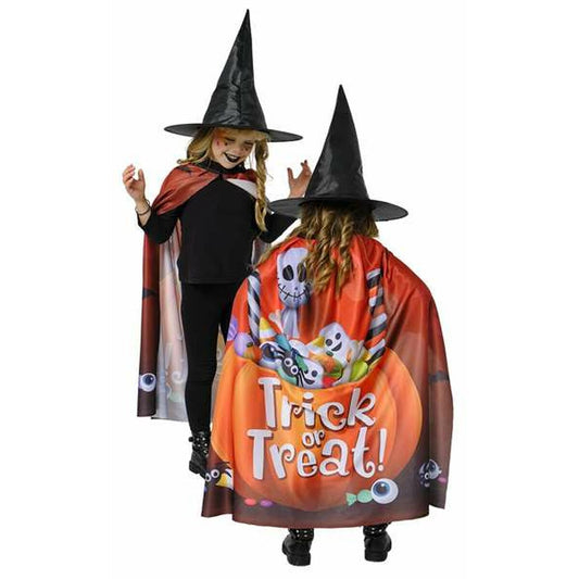 Två barn i svart klädsel bär en häxhatt och en kort mantel. Manteln har en stor bild på baksidan av en pumpa fylld med godis, spöken och texten 'Trick or Treat!'.