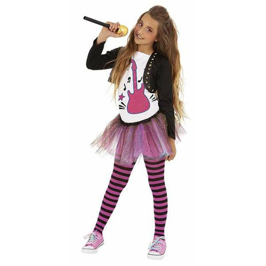 Ett glatt barn i en popstjärne-maskeraddräkt med svart bolero, vit t-shirt med rosa gitarrtryck, lila/svart tutu-kjol och svart-rosa randiga strumpbyxor, som håller i en guldmikrofon.