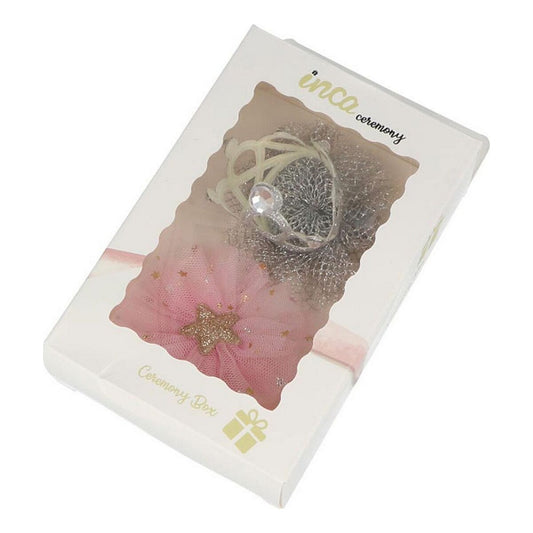 En vit presentförpackning märkt "inca ceremony" som innehåller en rosa tyllblommig huvudbonad med guldig stjärna och en silverfärgad prinsesskrona med en stor strasssten.