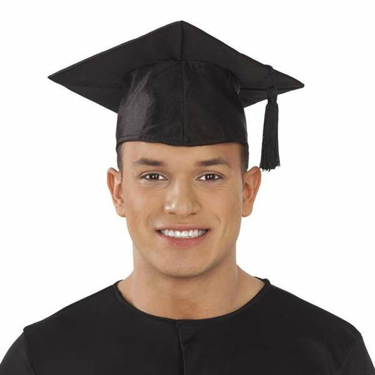 En ung man med ett brett leende bär en klassisk svart studentmössa med en dinglande svart tofs över pannan.