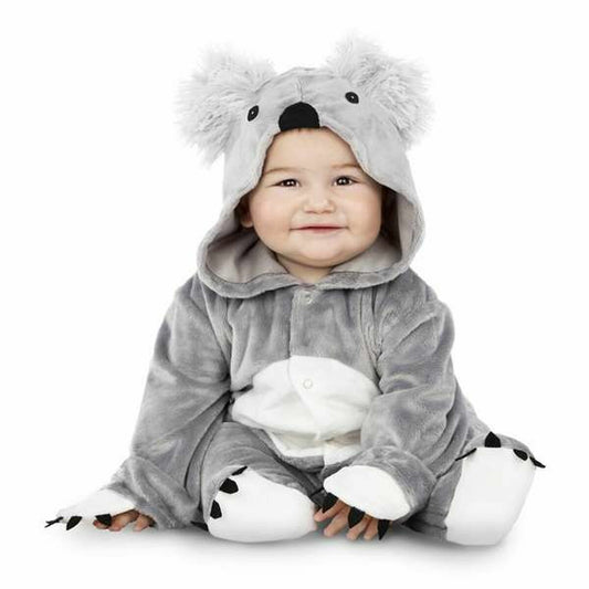 En glad bebis klädd i en mjuk, grå koala-maskeraddräkt med huva och vita detaljer på magen och fötterna.