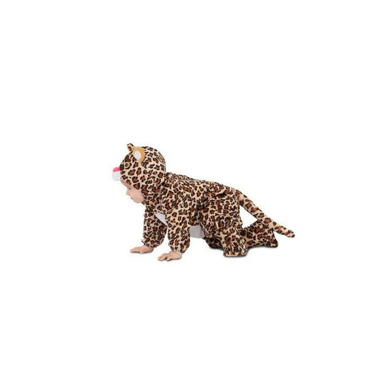 En baby klädd i en heltäckande leoparddräkt med matchande huva och svans, som kryper på alla fyra mot en vit bakgrund.