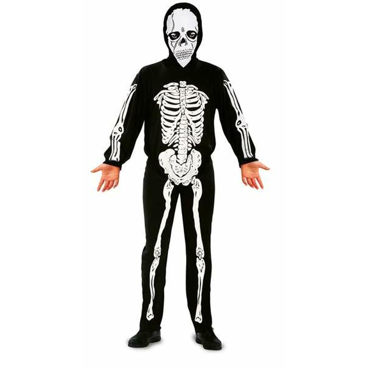 Ett barn står i en helkroppsmaskeraddräkt som föreställer ett skelett. Dräkten är svart med vita tryckta benstomme och inkluderar en matchande huva med skeletthuvud.