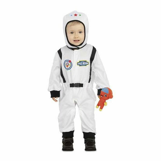 En söt bebis klädd i en hel vit astronautmaskeraddräkt med svarta detaljer och huva som håller i en liten orange leksaksfigur.