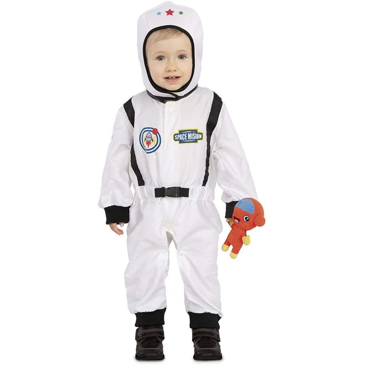 En glad bebis klädd i en vit astronautdräkt med svarta detaljer, med en matchande mössa och som håller i en liten orange mjukisfigur.
