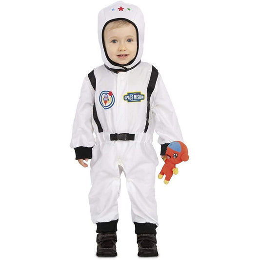 En glad bebis klädd i en vit astronautdräkt med svarta detaljer, med en matchande mössa och som håller i en liten orange mjukisfigur.