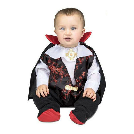 En baby i åldern 7-12 månader sitter och bär en komplett Draculadräkt som inkluderar en svart jumpsuit med rött mönster, vit krage och en svart cape med röd insida.