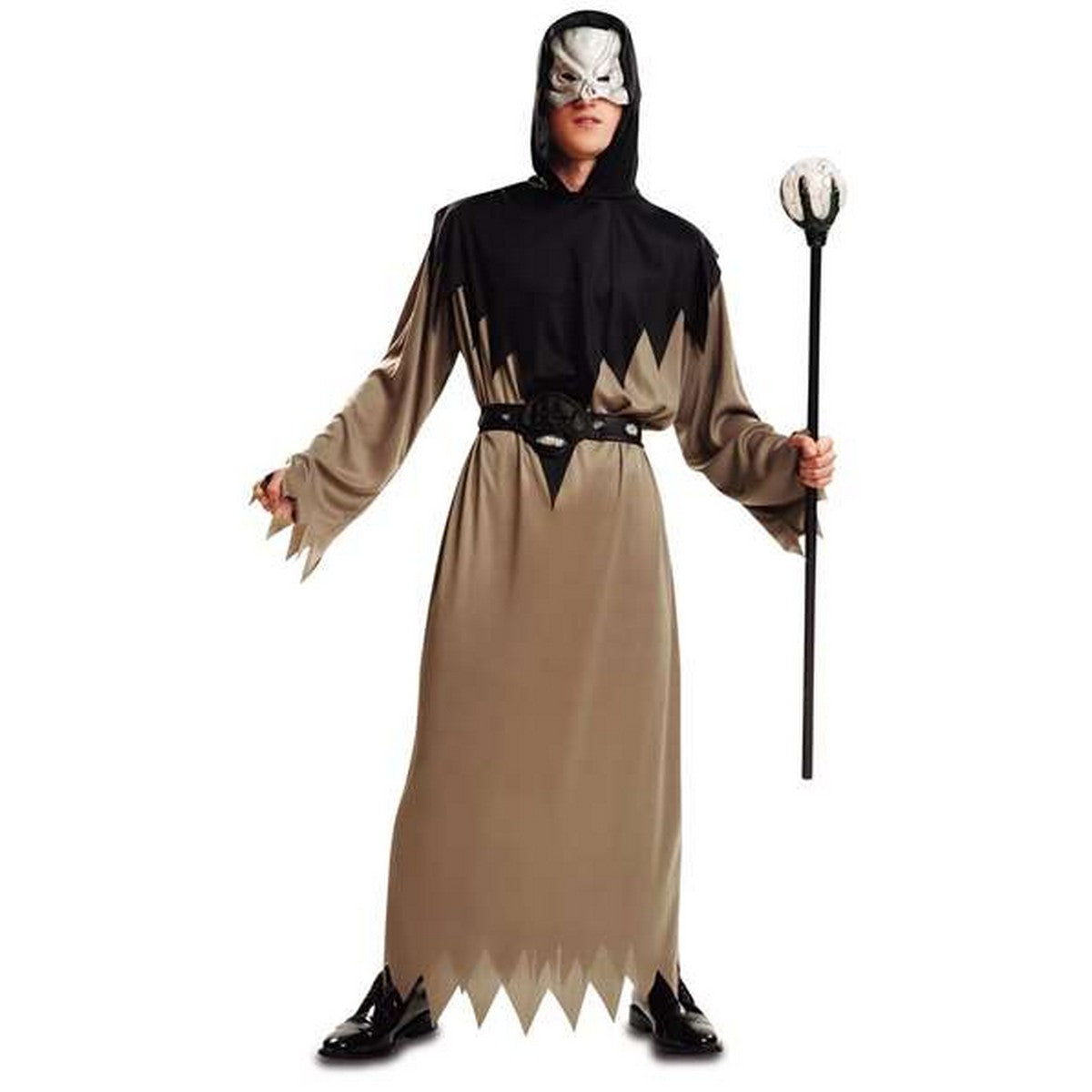 En vuxen person iklädd en lång, brunbeige och svart maskeraddräkt som föreställer en skräckkrigare, komplett med huva, skallemask och en stav med en lysande topp.