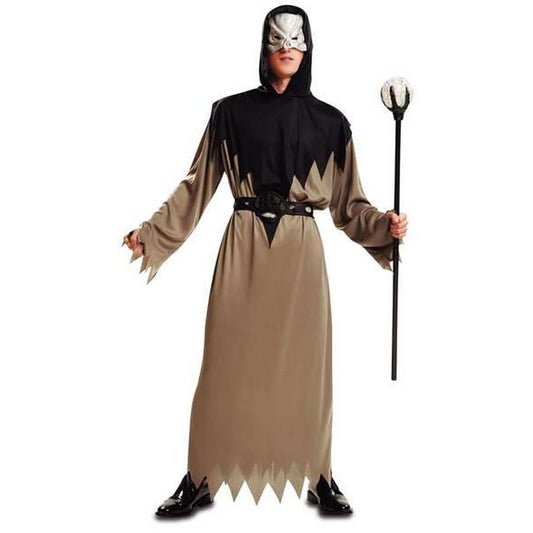 En vuxen person iklädd en lång, brunbeige och svart maskeraddräkt som föreställer en skräckkrigare, komplett med huva, skallemask och en stav med en lysande topp.
