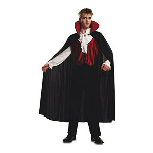 En vuxen man i en klassisk vampyrdräkt med svart cape, röd väst över en vit skjorta med volanger och svarta byxor.