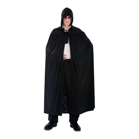 En vuxen person bär en lång, svart, hellång mantel med en matchande huva och ett guldfärgat spänne vid halsen.