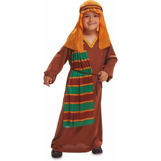 Ett leende barn i en brun, lång hebreisk maskeraddräkt med ett färgglatt, randigt tyg draperat över axeln och en orangefärgad turban.