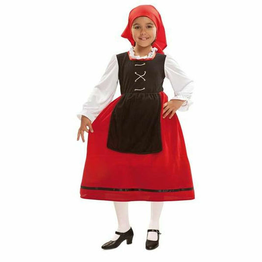 Ett leende barn i en traditionell maskeraddräkt med röd kjol, svart livstycke, vit blus och rött huvudduk.