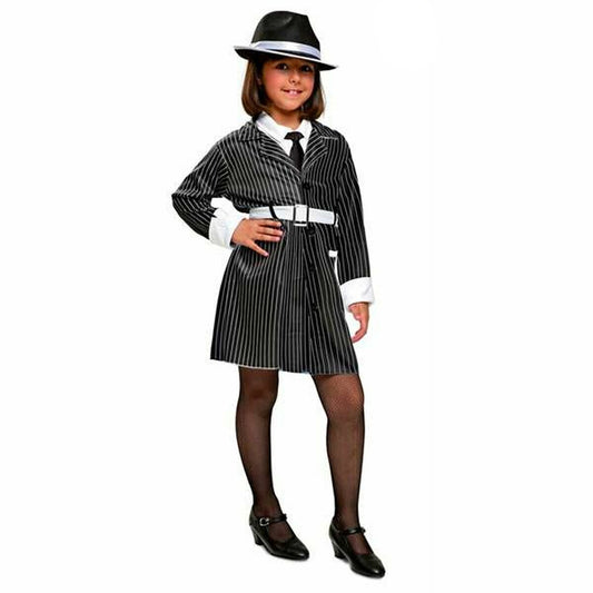 En ung person klädd i en svart och vit kritstrecksrandig gangsterdräkt som inkluderar en lång rock, vit bälte, slips och fedora-hatt.