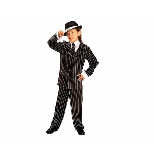 Ett barn som poserar i en komplett svart och vit kritstrecksrandig gangsterdräkt inklusive kavaj, byxor, vit skjorta, slips och svart fedora-hatt.