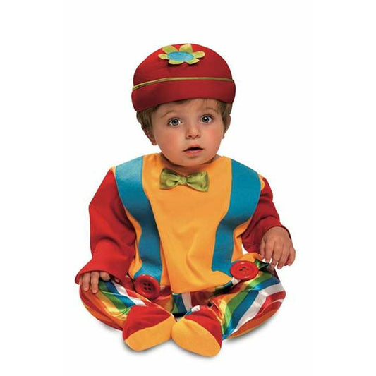 En liten baby sitter ner iklädd en färgglad clownmaskeraddräkt med röd mössa och gul/blå tröja samt randiga byxor.