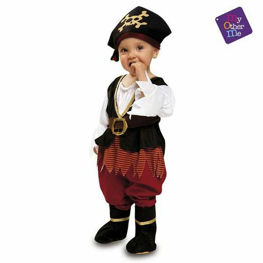 En glad bebis klädd i en komplett piratdräkt med svart kaptenshatt som har ett guldigt dödskallemärke, vit skjorta, svart väst och röd-randiga byxor.