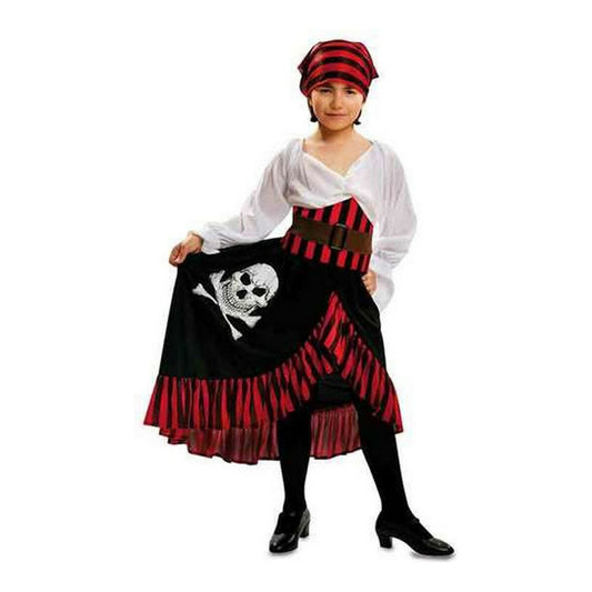 Ett litet barn i en komplett piratdräkt som inkluderar en vit blus, en svart kjol med röd randig underkjol, ett brunt skärp, och en röd-svart randig bandana.