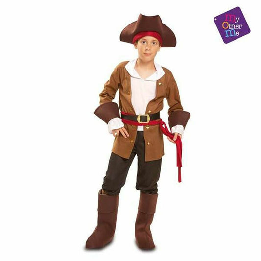En ung pojke poserar i en komplett piratdräkt med brun kavaj, rött skärp och en klassisk trikornshatt.