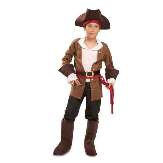 En ung pojke klädd i en komplett brun och vit piratmaskeraddräkt med matchande hatt, rött skärp och stövelskydd.