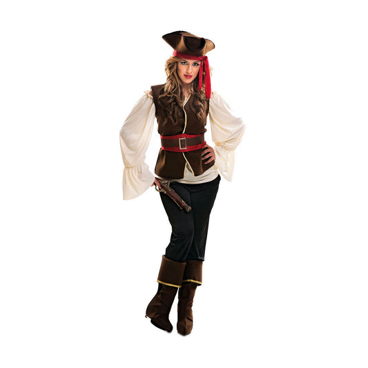 Kvinna klädd i en sexdelad piratdräkt som inkluderar vit blus, brun väst, svarta byxor, rött skärp, brun trikornhatt och stövelskydd.