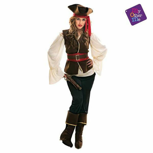 En kvinna klädd i en komplett piratdräkt med vit blus, brun väst, rött skärp, svarta byxor, brun hatt och stövelöverdrag.